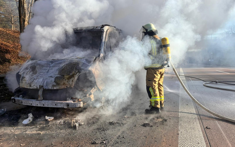 FW-OLL: Feuerwehr Groß Ippener löscht brennenden PKW auf der Autobahn A1 - Foto: presseportal.de