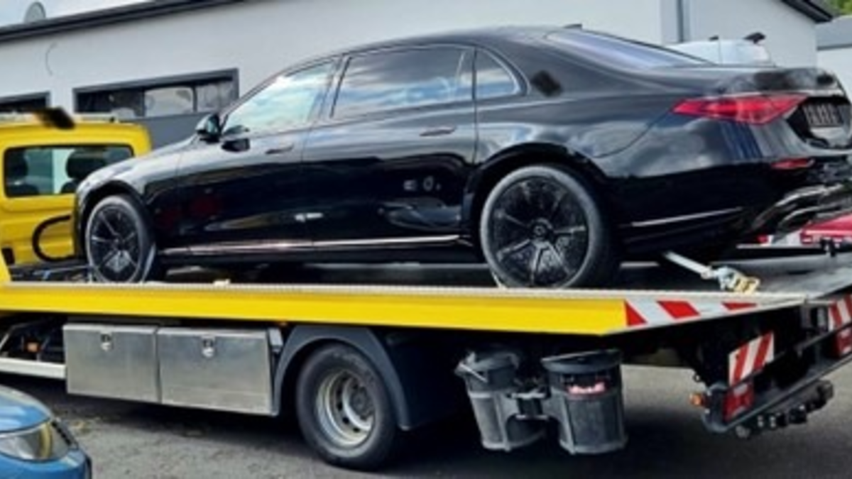 ZOLL-E: Staatsanwaltschaft Würzburg und Zollfahndung Essen - sechs Jahre Haft für Embargoverstoß mit Luxusautos - Foto: presseportal.de