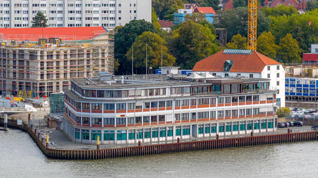Blick auf den Hauptsitz von Naval Vessels Lürssen (NVL) an der Weser in Bremen. - Bild: Sina Schuldt/dpa