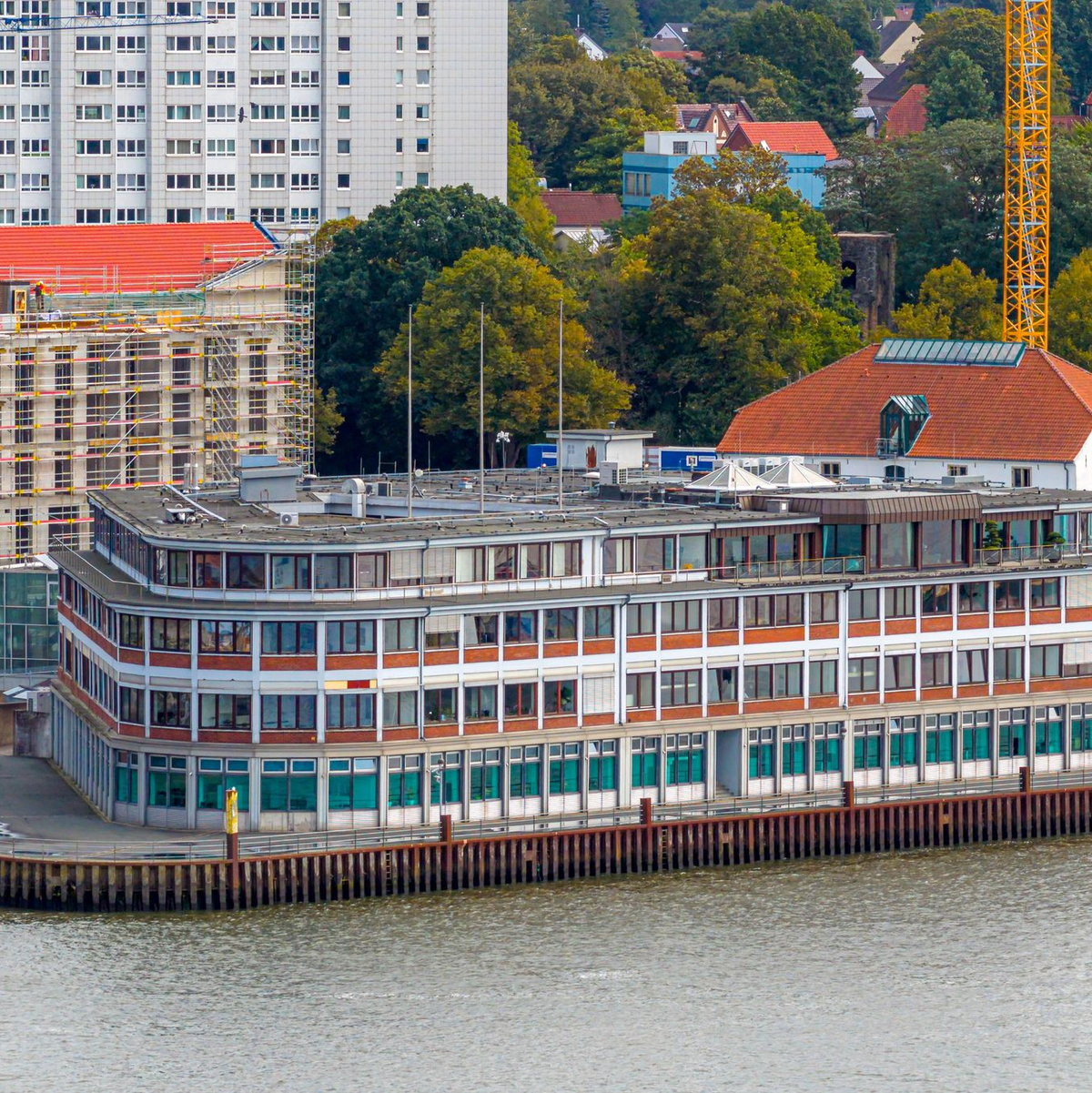Blick auf den Hauptsitz von Naval Vessels Lürssen (NVL) an der Weser in Bremen. - Foto: Sina Schuldt/dpa