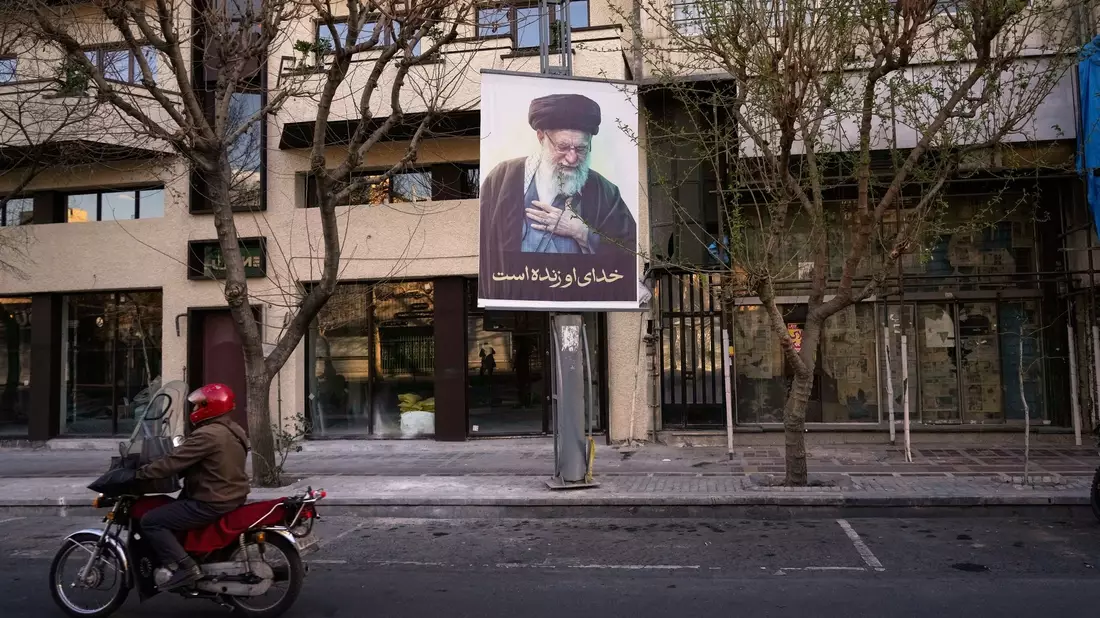 Bei den Angriffen auf den Iran wurde auch Staatsoberhaupt Chamenei getötet. - Bild: Vahid Salemi/AP/dpa