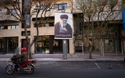 Bei den Angriffen auf den Iran wurde auch Staatsoberhaupt Chamenei getötet. - Foto: Vahid Salemi/AP/dpa