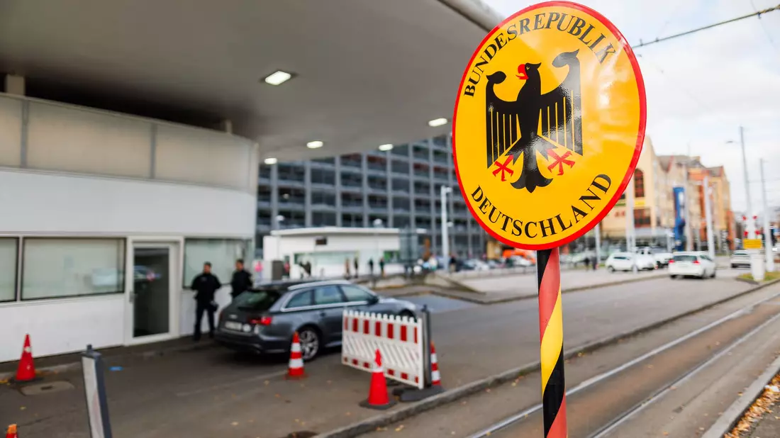 Hunderttausende Menschen pendeln regelmäßig zum Arbeiten in die Schweiz - zahlreiche auch aus Deutschland. (Archivbild) - Bild: Philipp von Ditfurth/dpa
