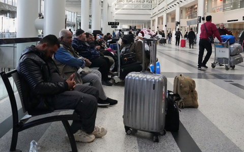 Die Bundesregierung sieht vor allem die Reiseveranstalter und Fluglinien in der Pflicht, im Nahen Osten gestrandete Urlauber zurückzubringen  - Foto: Hassan Ammar/AP/dpa