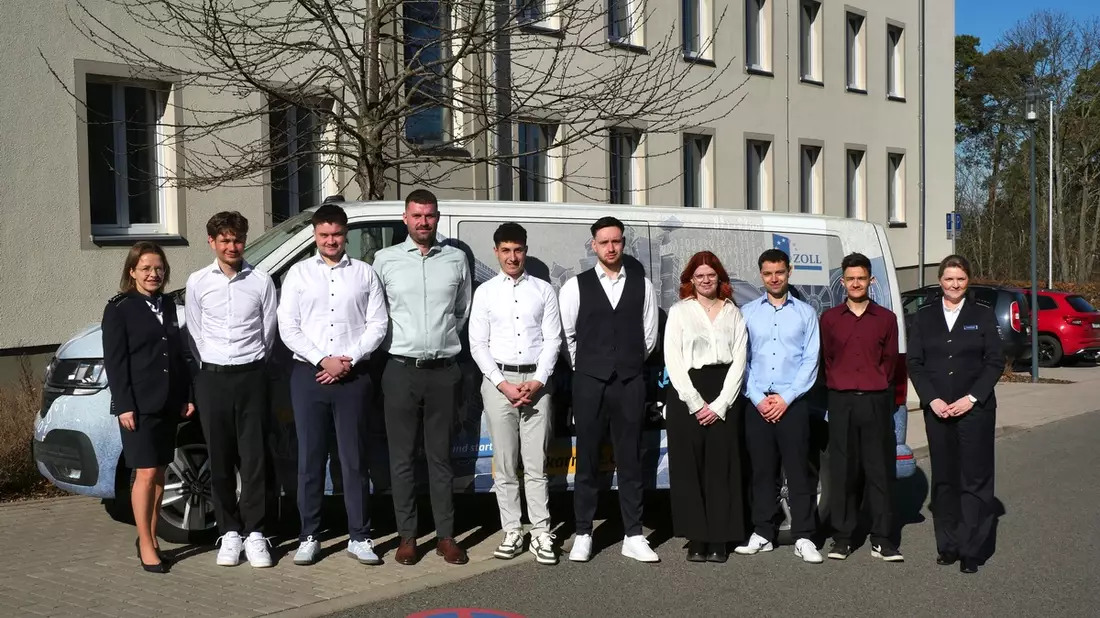 HZA-EF: Die nächste Generation Zoll startet durch / Acht neue Nachwuchskräfte beim Hauptzollamt Erfurt - Bild: presseportal.de