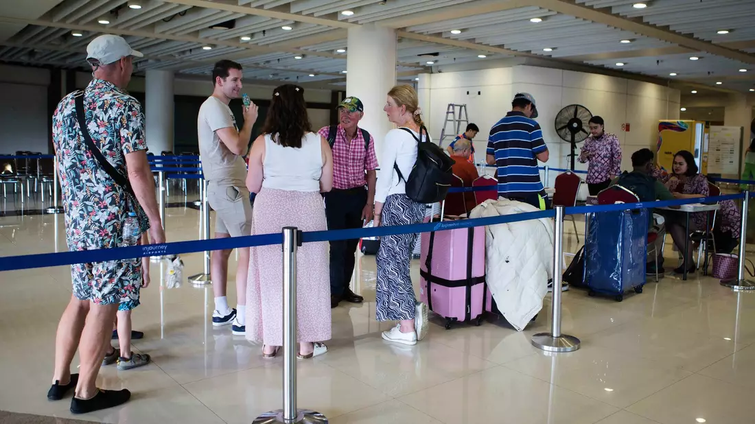 Gestrandet auf Bali: Vielerorts können Menschen nicht weiterreisen, da Flüge in den Nahen Osten gestrichen wurden. - Bild: Firdia Lisnawati/AP/dpa