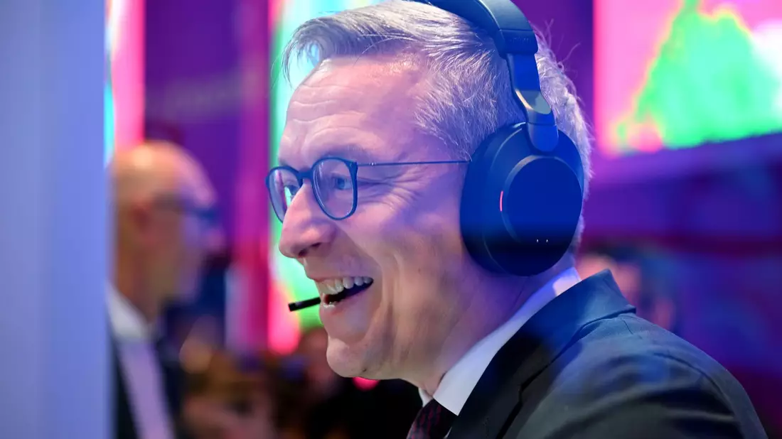 Bundesdigitalminister Karsten Wildberger bei einem Testgespräch, bei dem der KI-Assistent eingebunden war. Im Hintergrund steht Telekom-Chef Tim Höttges. - Bild: Wolf von Dewitz/dpa