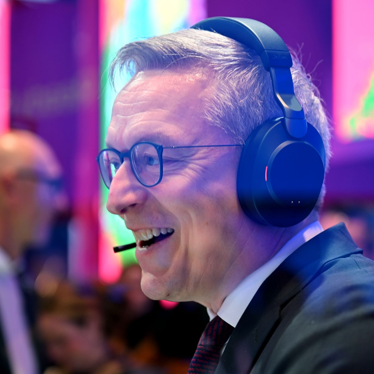 Bundesdigitalminister Karsten Wildberger bei einem Testgespräch, bei dem der KI-Assistent eingebunden war. Im Hintergrund steht Telekom-Chef Tim Höttges. - Foto: Wolf von Dewitz/dpa