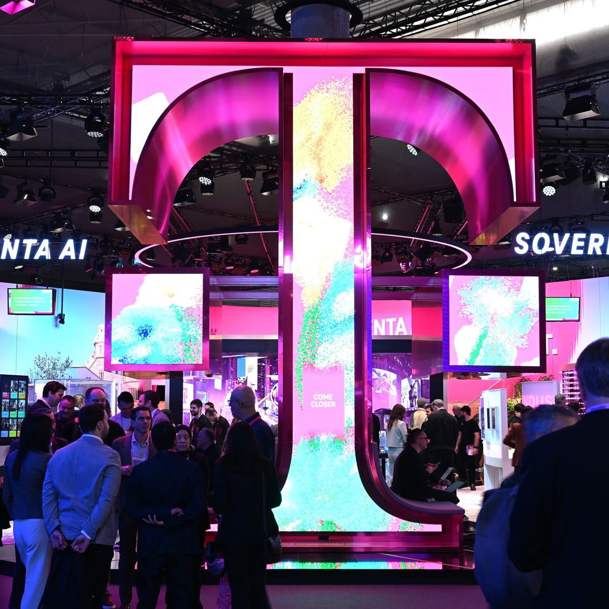 Der Telekom-Messestand beim MWC. - Foto: Wolf von Dewitz/dpa