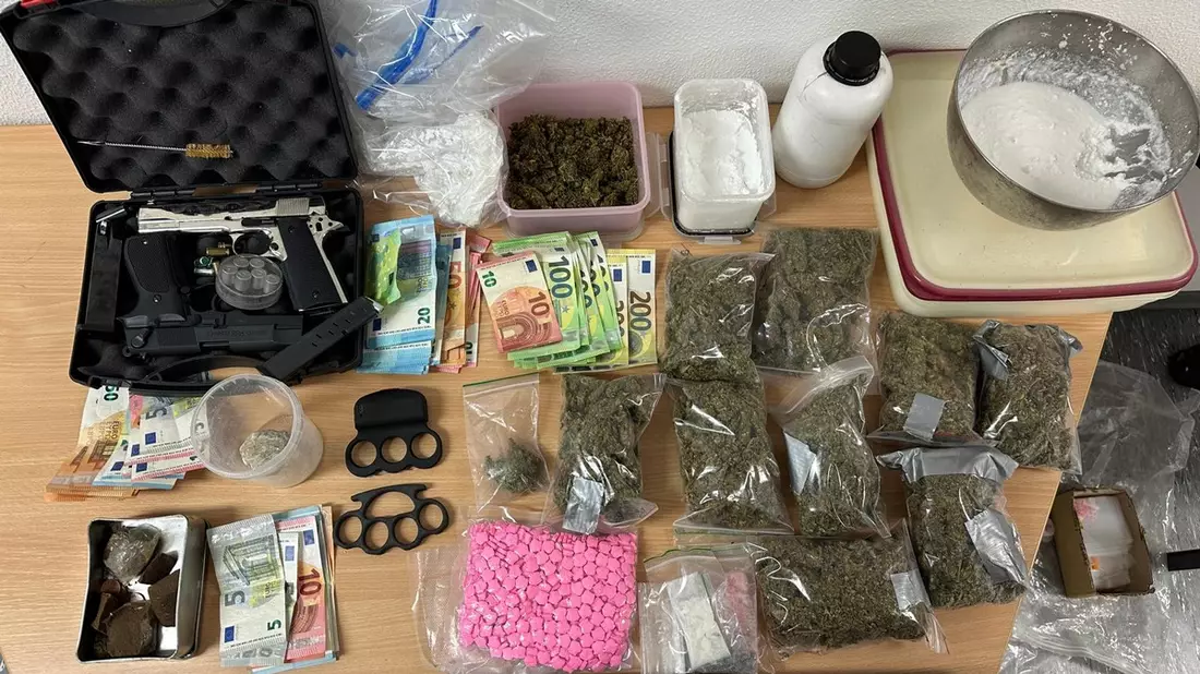 POL-DO: Drogen, Schreckschusspistolen, Bargeld und einmal U-Haft - Polizei wird bei Wohnungsdurchsuchung fündig - Bild: presseportal.de