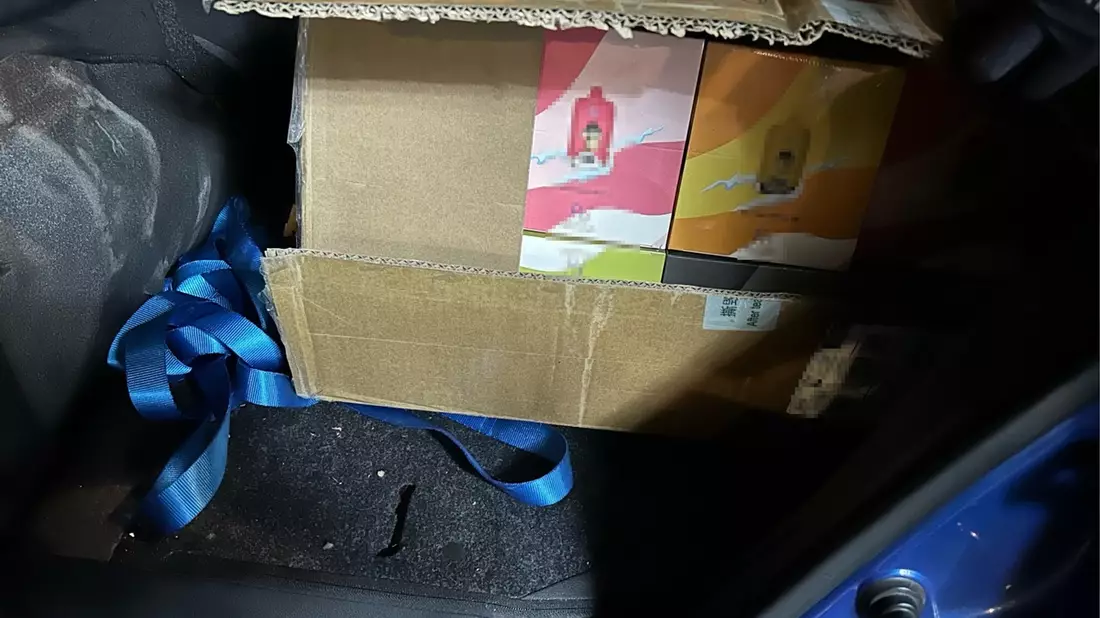HZA-EF: Ein Auto voller E-Zigaretten / Zoll stellt über 1000 unversteuerte E-Zigaretten in einem Auto vor einem Kiosk in Eisenach fest - Bild: presseportal.de