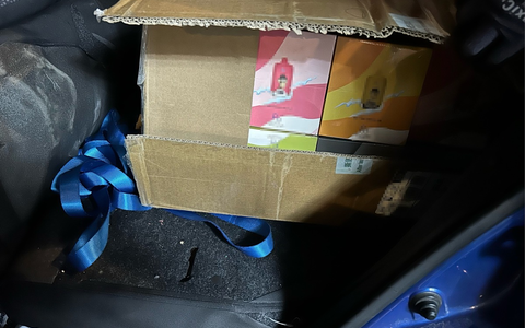 HZA-EF: Ein Auto voller E-Zigaretten / Zoll stellt über 1000 unversteuerte E-Zigaretten in einem Auto vor einem Kiosk in Eisenach fest - Foto: presseportal.de