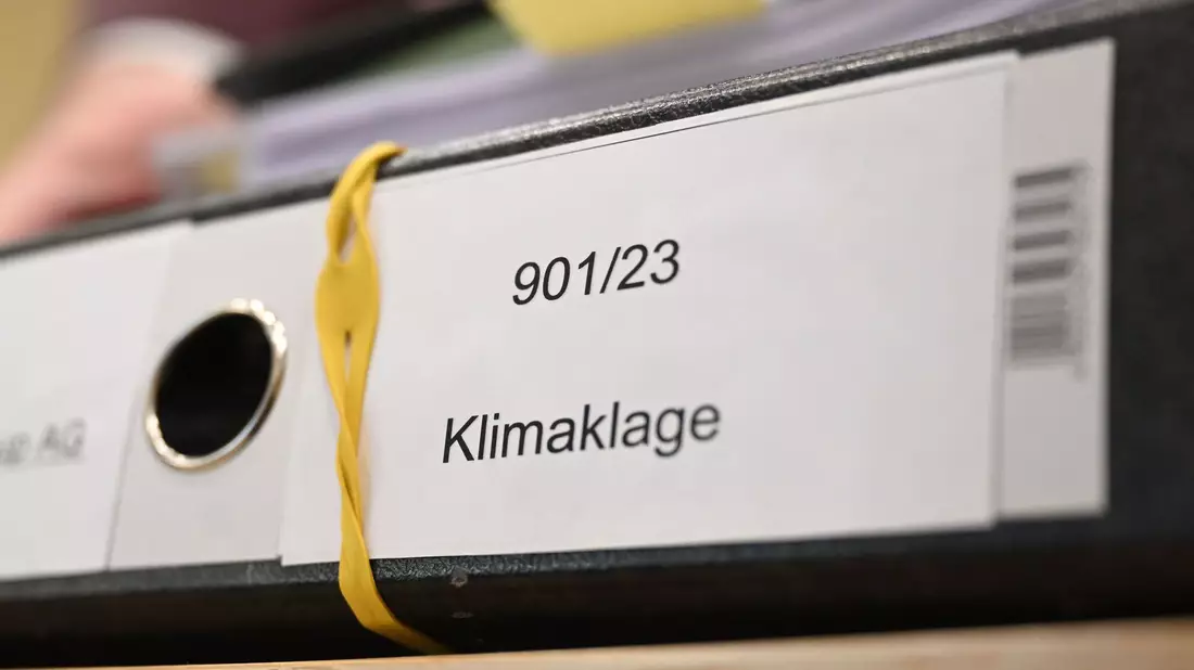 Mit Klimaklagen will die Umwelthilfe die Autobauer zum Verbrenner-Aus bringen.  - Bild: Uli Deck/dpa