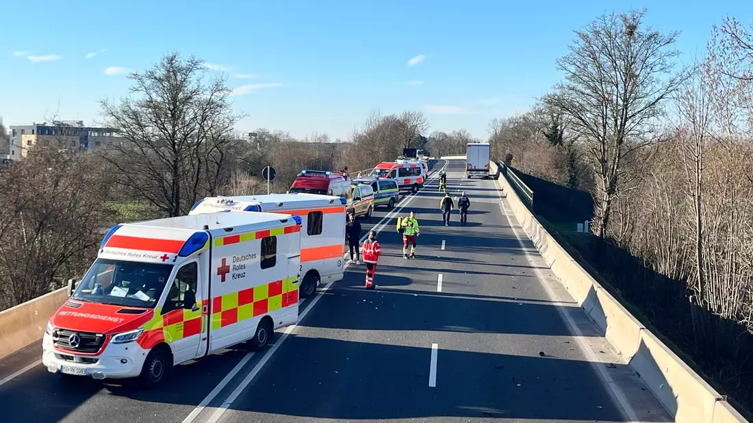 FW Weinheim: Schwerer Verkehrsunfall auf der B38 Westtangente - Mehrere Verletzte - Bild: presseportal.de