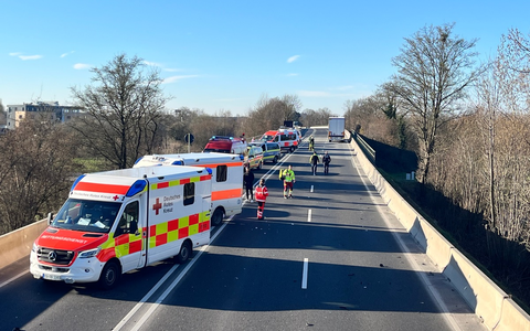 FW Weinheim: Schwerer Verkehrsunfall auf der B38 Westtangente - Mehrere Verletzte - Foto: presseportal.de