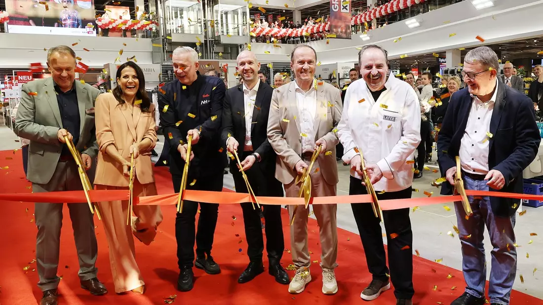 XXXLutz eröffnet sein neues Möbelhaus der Extraklasse in Rangsdorf: Die Brandenburg-Premiere geht mit Kunden, prominenten Gästen und einem einzigartigen Event über die Bühne - Bild: presseportal.de