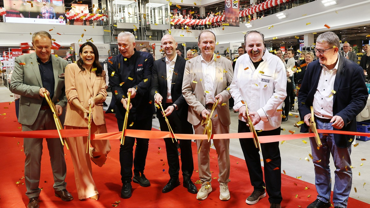 XXXLutz eröffnet sein neues Möbelhaus der Extraklasse in Rangsdorf: Die Brandenburg-Premiere geht mit Kunden, prominenten Gästen und einem einzigartigen Event über die Bühne - Foto: presseportal.de