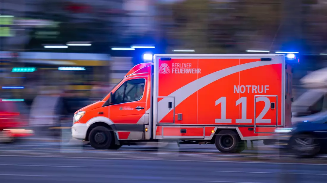 Ein Kind stürzt in Berlin-Marzahn aus dem Fenster in einem Hochhaus. (Symbolbild) - Bild: Monika Skolimowska/dpa