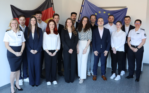 HZA-DA: Berufseinsteiger beim Hauptzollamt Darmstadt - Jetzt Karriere beim ZOLL starten! - Foto: presseportal.de HZA-DA: Berufseinsteiger beim Hauptzollamt Darmstadt - Jetzt Karriere beim ZOLL starten! - Foto: presseportal.de