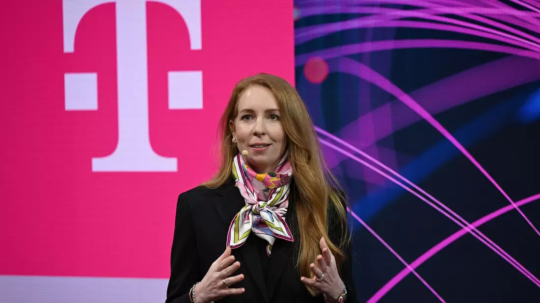 Starlink-Vertriebsmanagerin Stephanie Bednarek auf der Bühne des Telekom-Messestandes beim MWC.  - Bild: Wolf von Dewitz/dpa