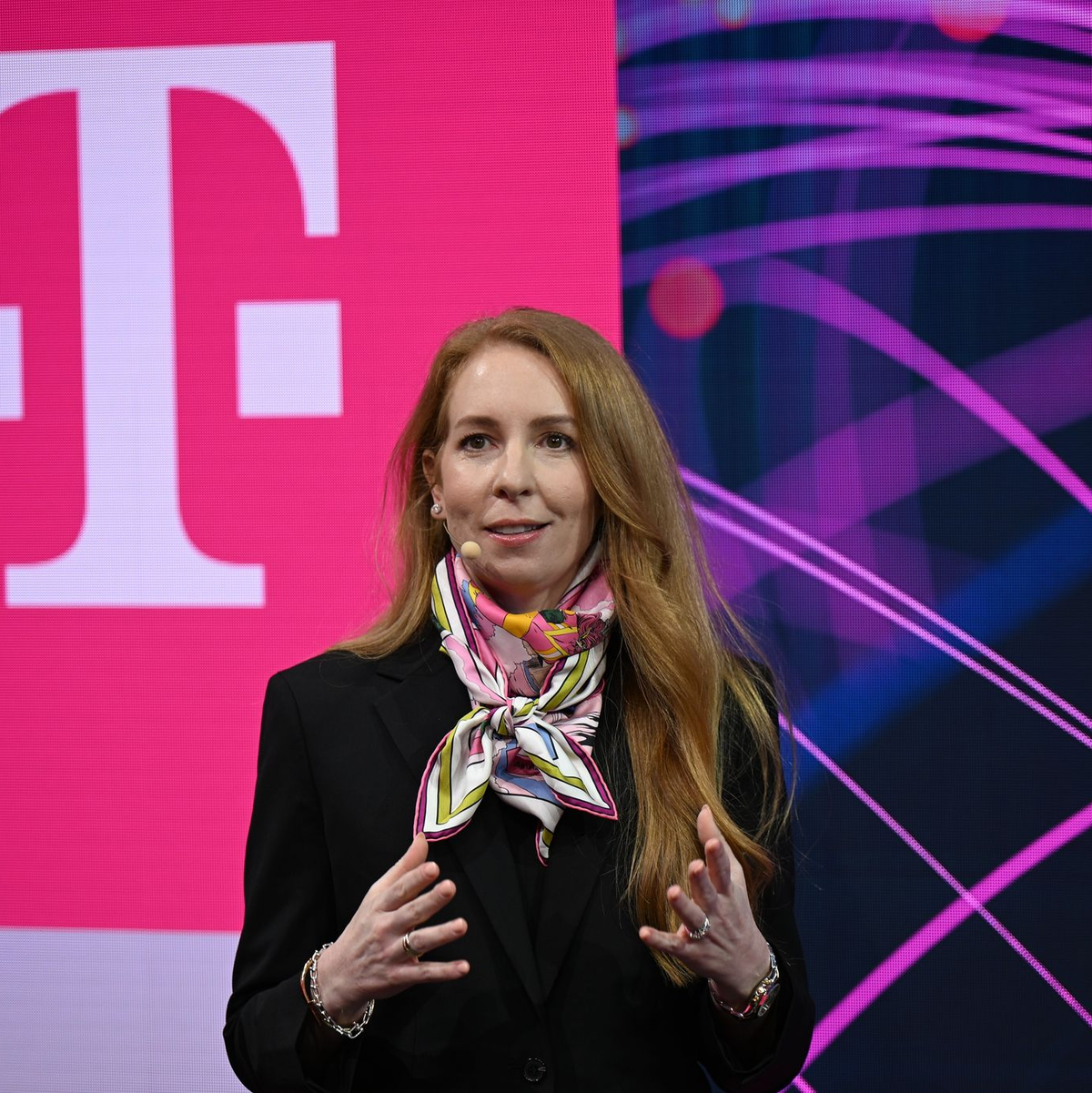 Starlink-Vertriebsmanagerin Stephanie Bednarek auf der Bühne des Telekom-Messestandes beim MWC.  - Foto: Wolf von Dewitz/dpa