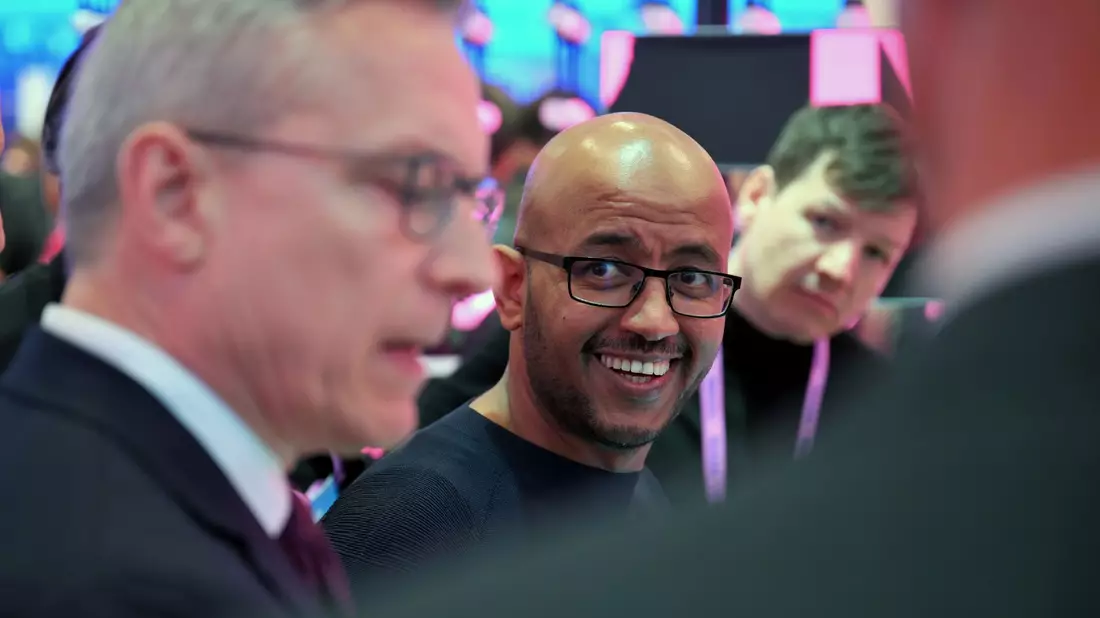 Telekom-Technologievorstand Abdu Mudesir (Mitte) bei einem Messerundgang mit Bundesdigitalminister Karsten Wildberger (links).  - Bild: Wolf von Dewitz/dpa