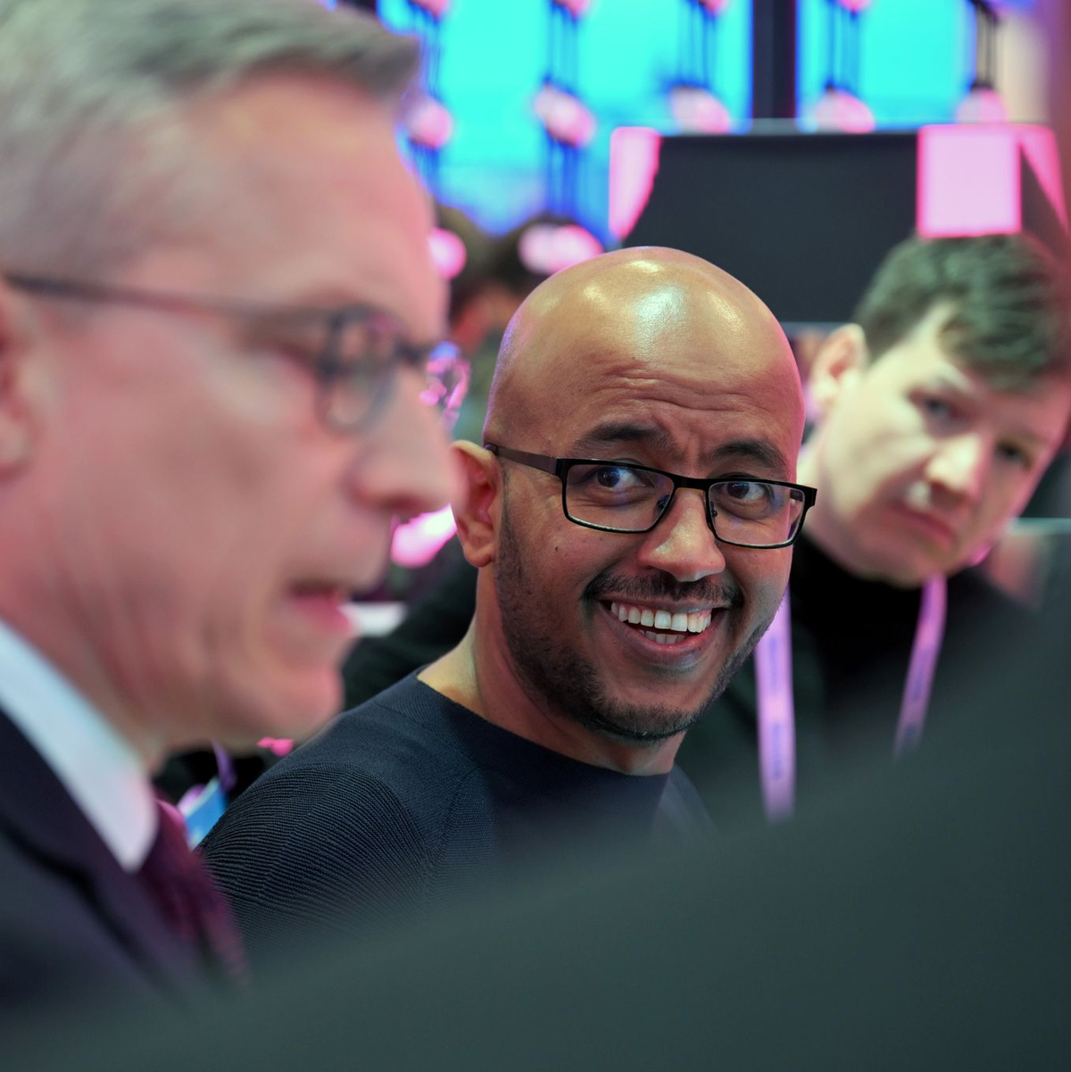 Telekom-Technologievorstand Abdu Mudesir (Mitte) bei einem Messerundgang mit Bundesdigitalminister Karsten Wildberger (links).  - Foto: Wolf von Dewitz/dpa