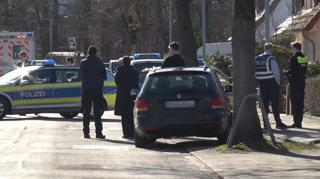 In einem Wohnhaus in Bramsche fanden Polizisten einen toten Mann und konnten eine schwerverletzte Frau auch nicht mehr retten. - Bild: Ulf Zurlutter/Nord-West-Media TV/dpa