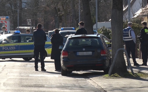 In einem Wohnhaus in Bramsche fanden Polizisten einen toten Mann und konnten eine schwerverletzte Frau auch nicht mehr retten. - Foto: Ulf Zurlutter/Nord-West-Media TV/dpa