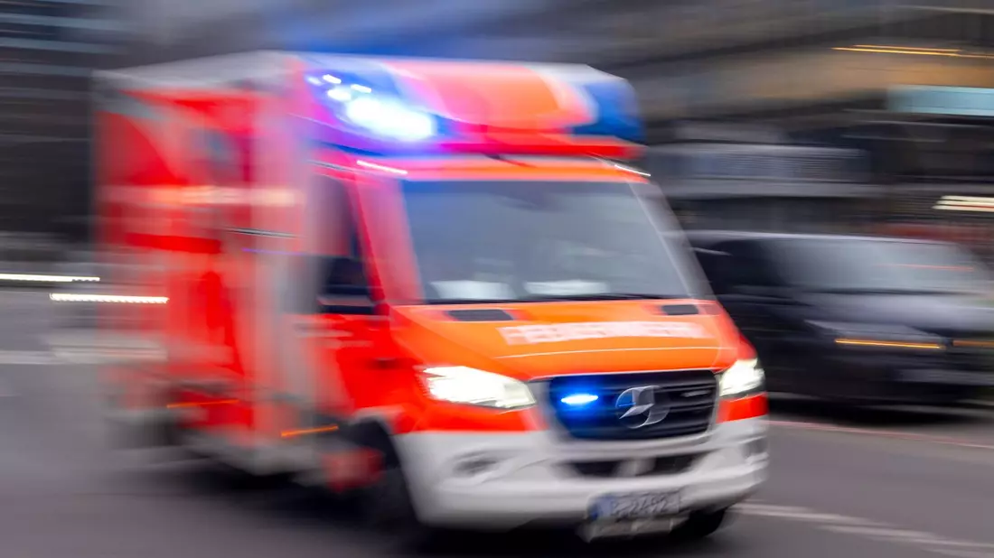 Ein Kind stirbt nach einem Sturz aus dem 15. Stock. (Symbolbild) - Bild: Monika Skolimowska/dpa