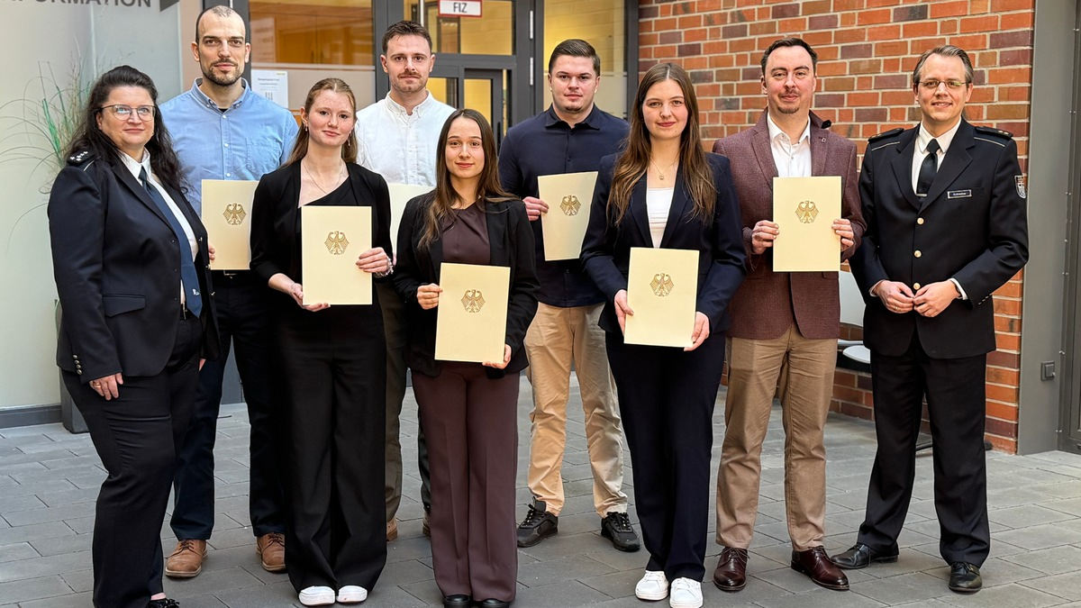 HZA-MS: Hauptzollamt Münster begrüßt Nachwuchskräfte Hauptzollamtsleiter Tobias Schreiber vereidigt sieben neue Anwärterinnen und Anwärter - Foto: presseportal.de