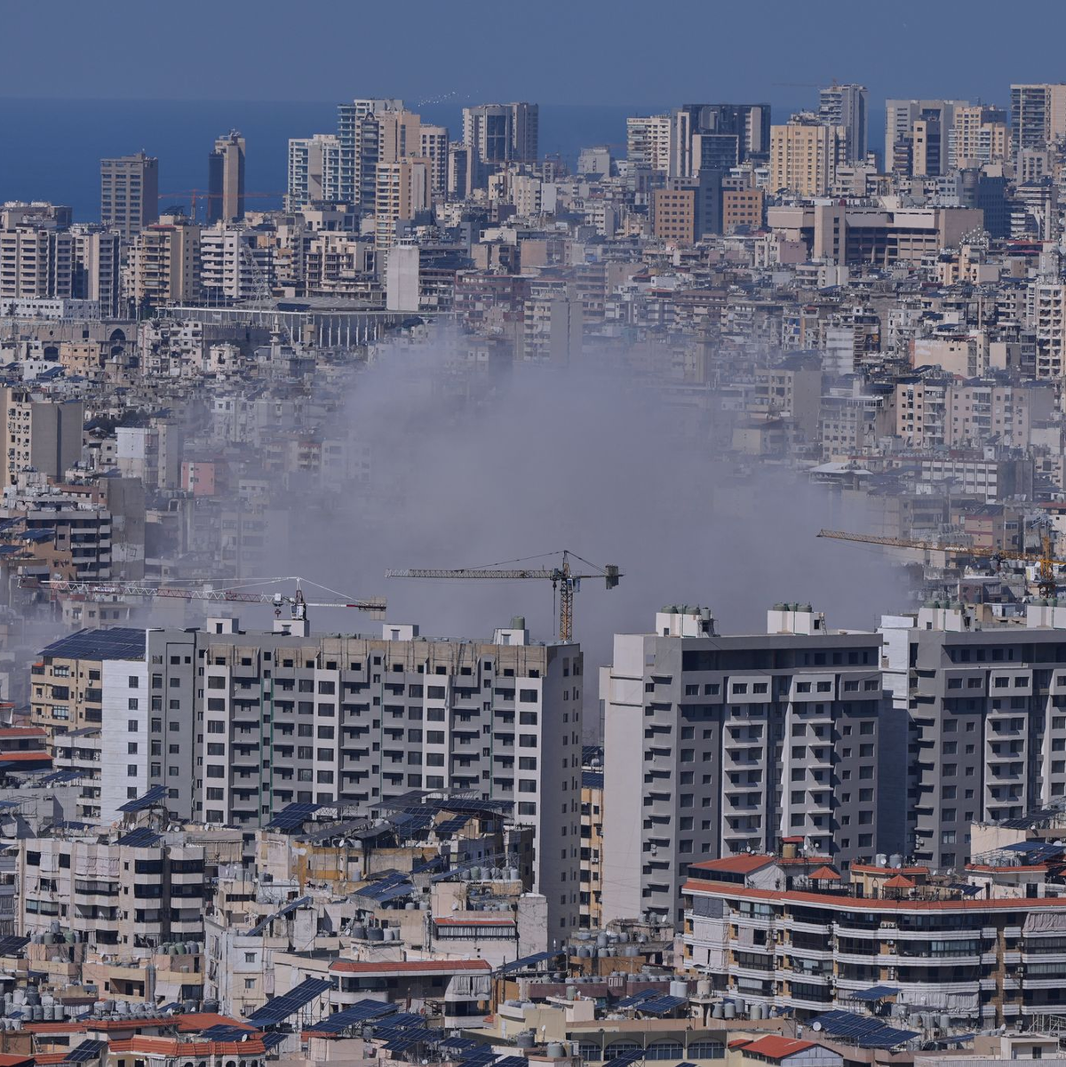 Israel reagiert mit Gegenangriffen auf Attacken der Hisbollah. - Foto: Hassan Ammar/AP/dpa