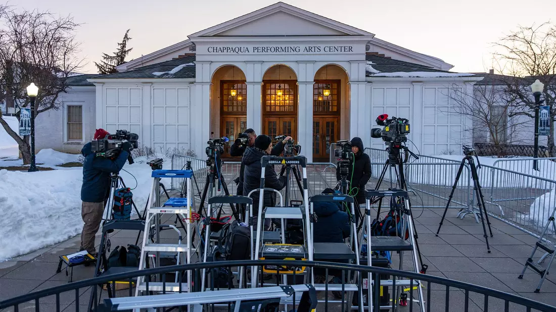 Die Clintons sagten hinter verschlossenen Türen im Chappaqua Performing Arts Center zum Skandal um Sexualstraftäter Epstein aus.  - Bild: Angelina Katsanis/AP/dpa