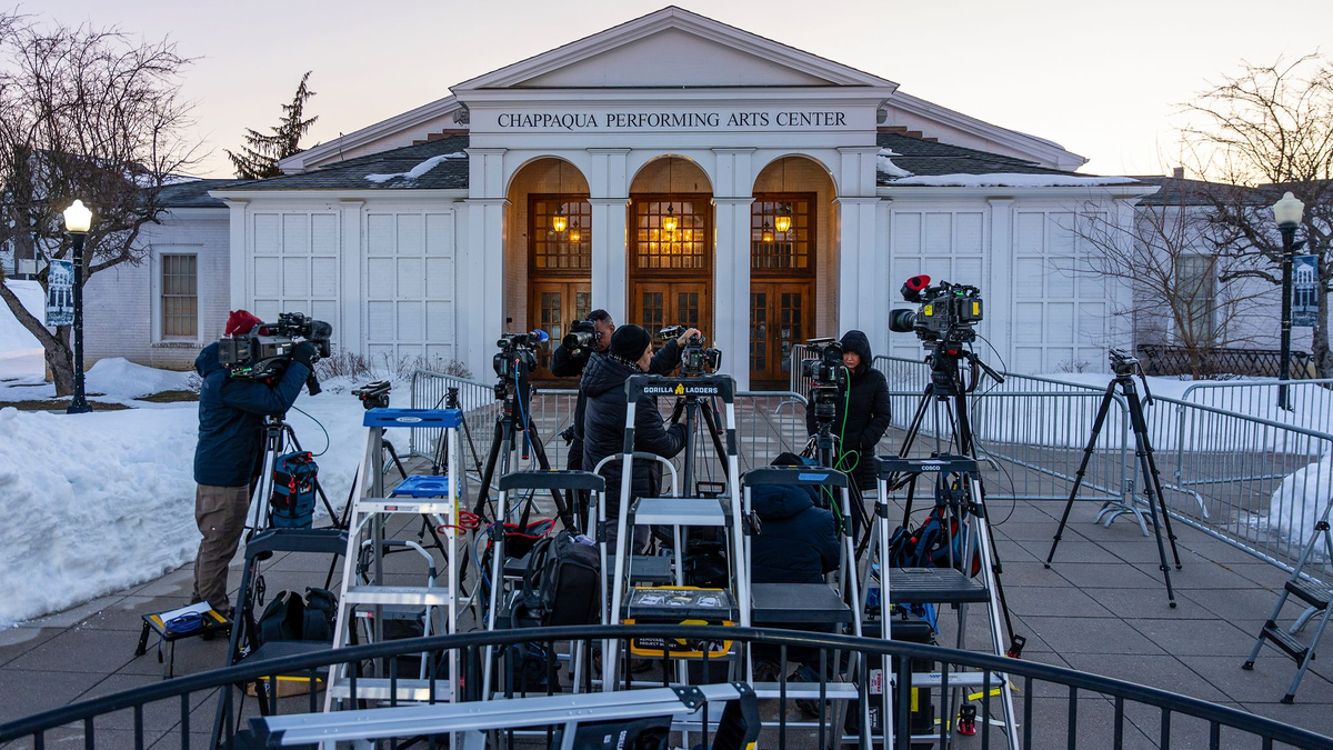 Die Clintons sagten hinter verschlossenen Türen im Chappaqua Performing Arts Center zum Skandal um Sexualstraftäter Epstein aus.  - Foto: Angelina Katsanis/AP/dpa