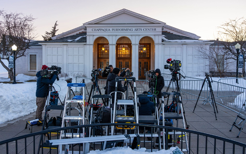 Die Clintons sagten hinter verschlossenen Türen im Chappaqua Performing Arts Center zum Skandal um Sexualstraftäter Epstein aus.  - Foto: Angelina Katsanis/AP/dpa