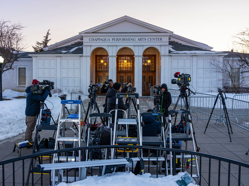 Die Clintons sagten hinter verschlossenen Türen im Chappaqua Performing Arts Center zum Skandal um Sexualstraftäter Epstein aus.  - Foto: Angelina Katsanis/AP/dpa