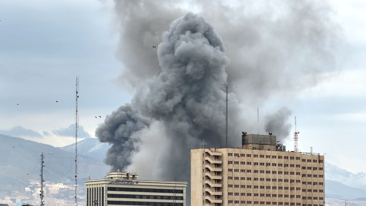 Die israelische Armee hatte Einwohner eines Stadtteils von Teheran zur sofortigen Flucht aufgerufen. - Foto: Mohsen Ganji/AP/dpa