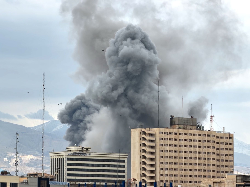 Die israelische Armee hatte Einwohner eines Stadtteils von Teheran zur sofortigen Flucht aufgerufen. - Foto: Mohsen Ganji/AP/dpa