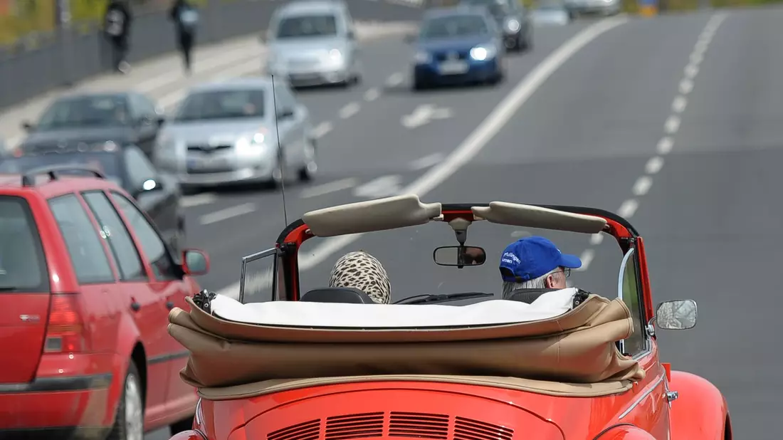 Als das Käfer Cabrio gebaut wurde, hatte es Kultstatus, heute wird immer seltener zur offenen Bauweise gegriffen. (Archivbild) - Bild: David Ebener/dpa