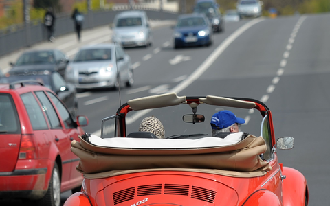 Als das Käfer Cabrio gebaut wurde, hatte es Kultstatus, heute wird immer seltener zur offenen Bauweise gegriffen. (Archivbild) - Foto: David Ebener/dpa