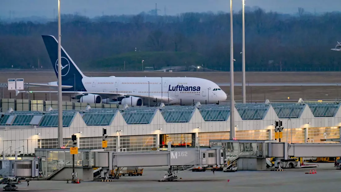 Viele Menschen warten dringend auf die Heimreise - doch dieses Flugzeug fliegt ohne Passagiere.  - Bild: Malin Wunderlich/dpa