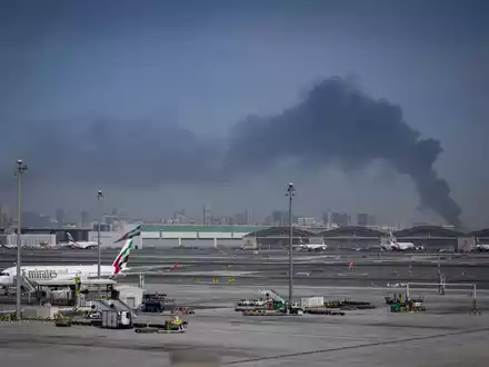 Eine Lehrerin aus Kiel und ihre Eltern sitzen derzeit in Dubai fest. (Archivbild) - Foto: Altaf Qadri/AP/dpa
