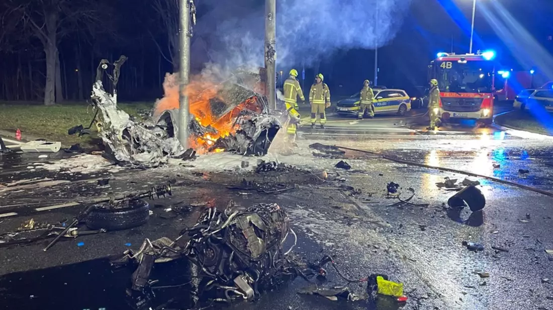FW Hannover: Brennender PKW nach Verkehrsunfall - Bild: presseportal.de