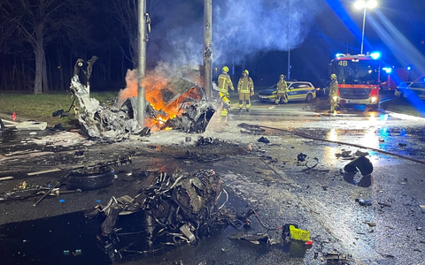 FW Hannover: Brennender PKW nach Verkehrsunfall - Foto: presseportal.de