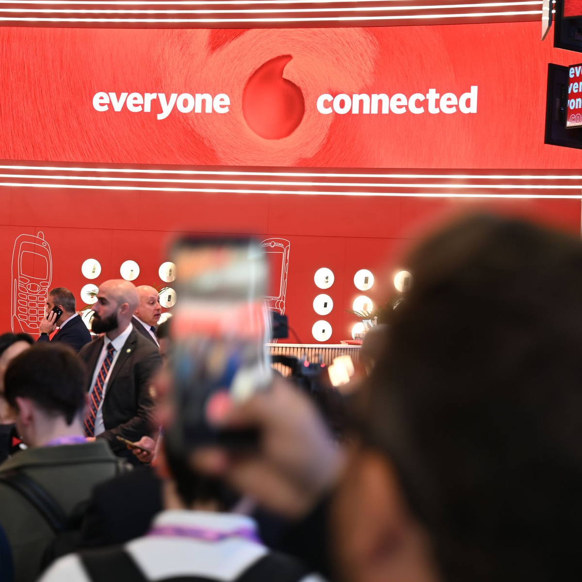 Der Vodafone-Messestand beim MWC in Barcelona. - Foto: Wolf von Dewitz/dpa