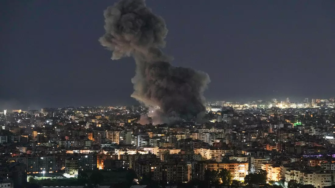 Israel bombardiert auch im Libanon weiter.  - Bild: Bilal Hussein/AP/dpa