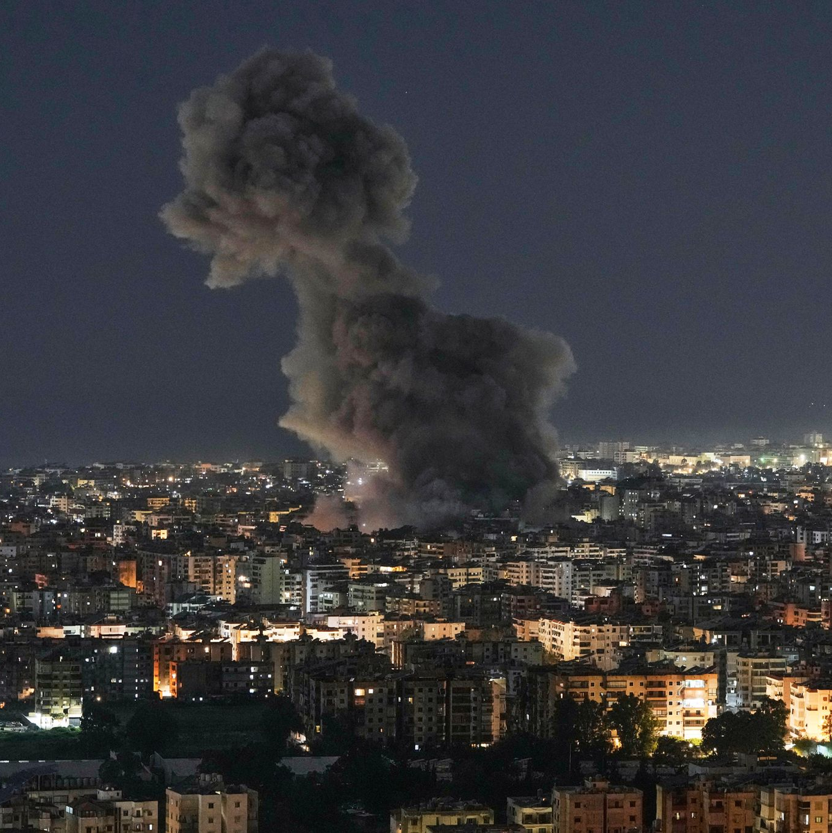 Israel bombardiert auch im Libanon weiter.  - Foto: Bilal Hussein/AP/dpa