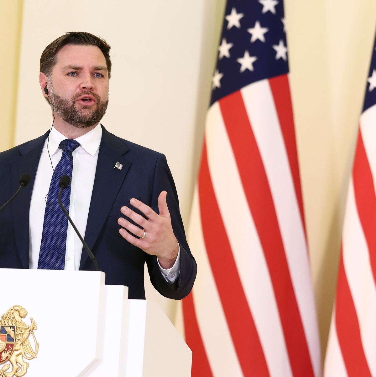 Für die USA ist nach Worten von Vize-Präsident Vance ein Machtwechsel im Iran nebensächlich.    - Foto: Kevin Lamarque/POOL REUTERS/dpa