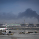 Nach einem iranischen Angriff ist am Flughafen von Dubai eine Rauchwolke zu sehen. - Foto: Altaf Qadri/AP/dpa