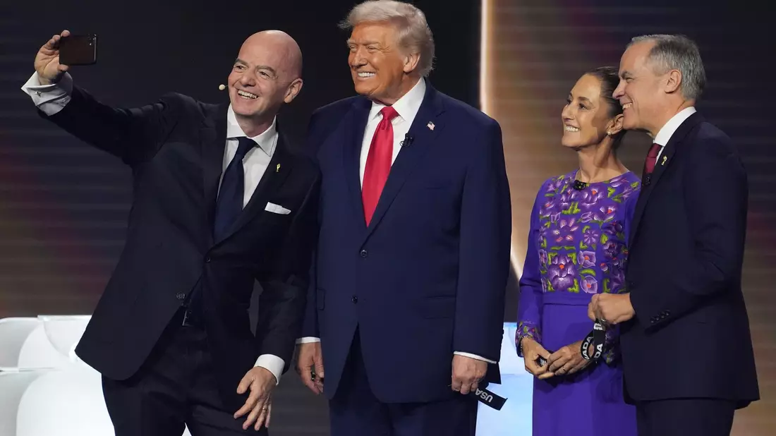 FIFA-Präsident Gianni Infantino (l-r) macht ein Selfie mit US-Präsident Donald Trump, der mexikanischen Präsidentin Claudia Sheinbaum und dem kanadischen Premierminister Mark Carney. (Archivbild) - Bild: Evan Vucci/AP/dpa